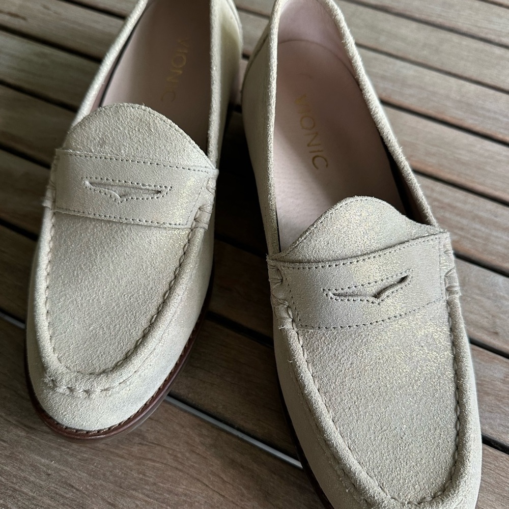 Like New Women’s Vionic Loafers